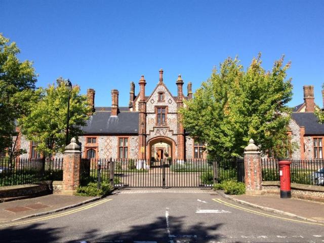 2 bed flat for sale