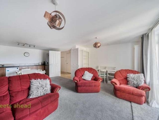 2 bed flat for sale