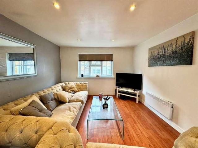 2 bed flat for sale