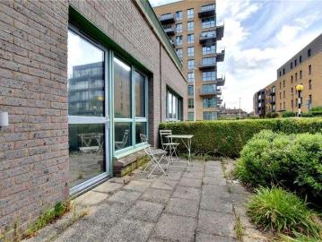 2 bed flat for sale
