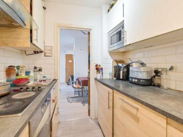 2 bed flat for sale