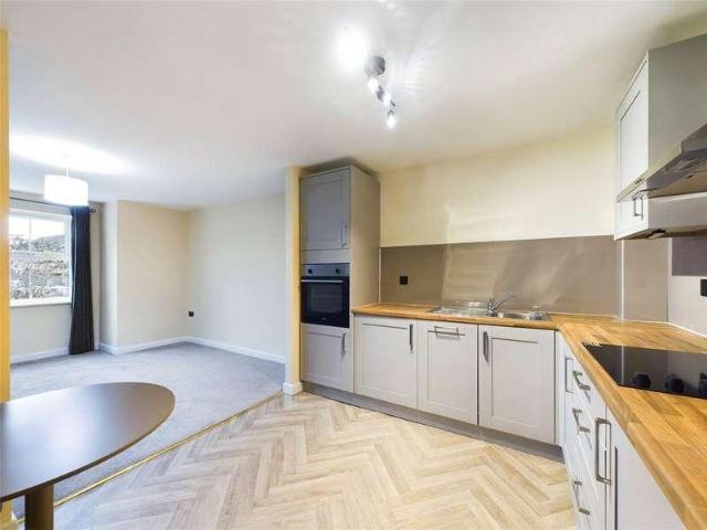 2 bed flat for sale