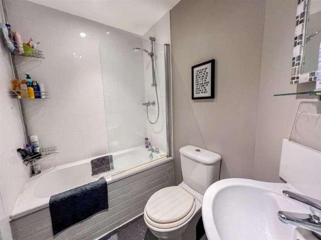 2 bed flat for sale