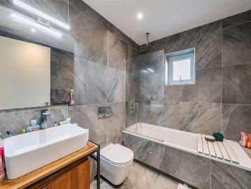 2 bed flat for sale