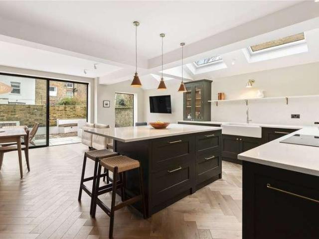 2 bed flat for sale