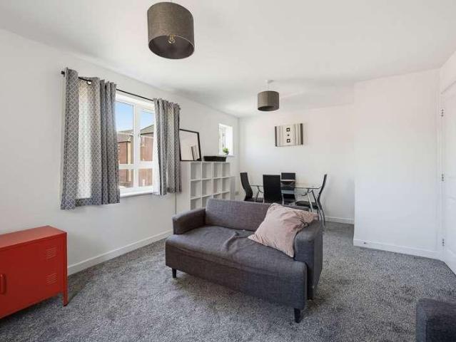 2 bed flat for sale