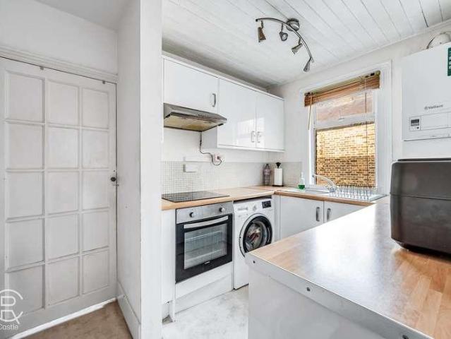 2 bed flat for sale