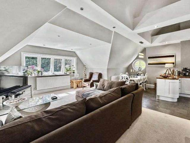 2 bed flat for sale