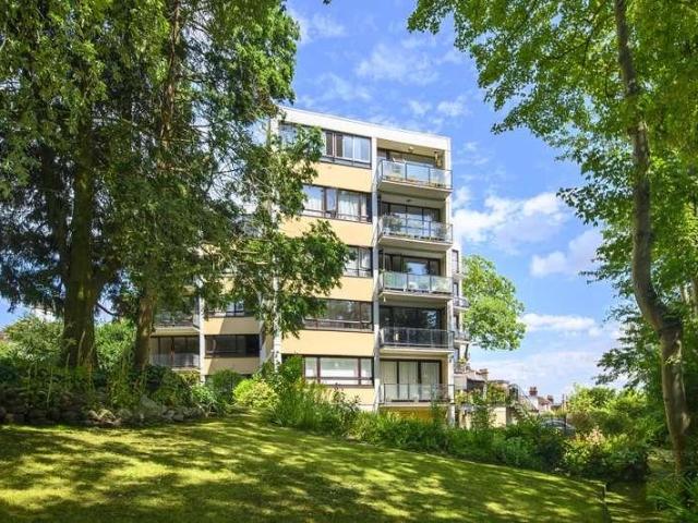 2 bed flat for sale
