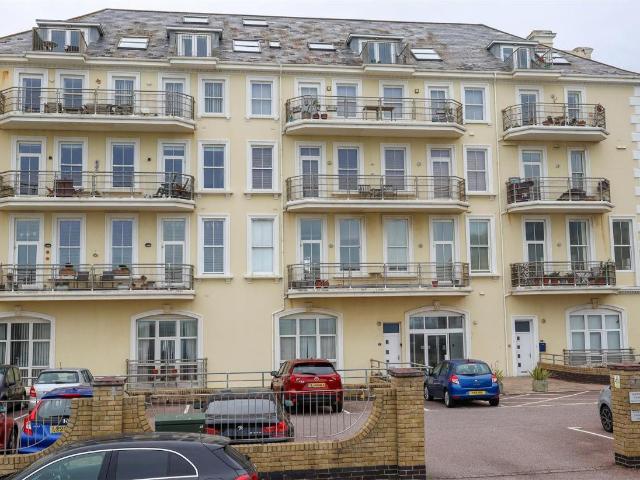 2 bed flat for sale