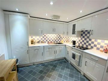 2 bed flat for sale