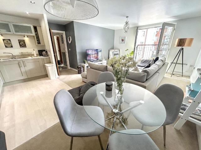 2 bed flat for sale