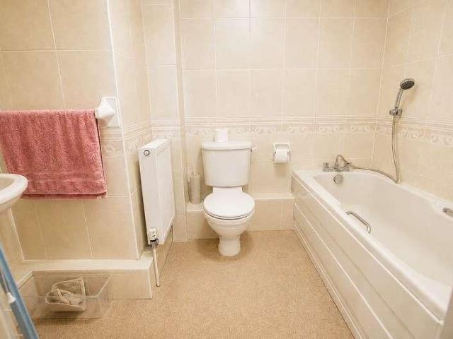 2 bed flat for sale