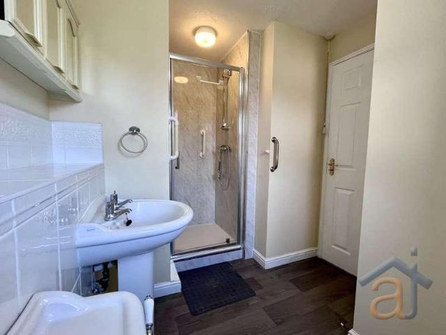 2 bed flat for sale