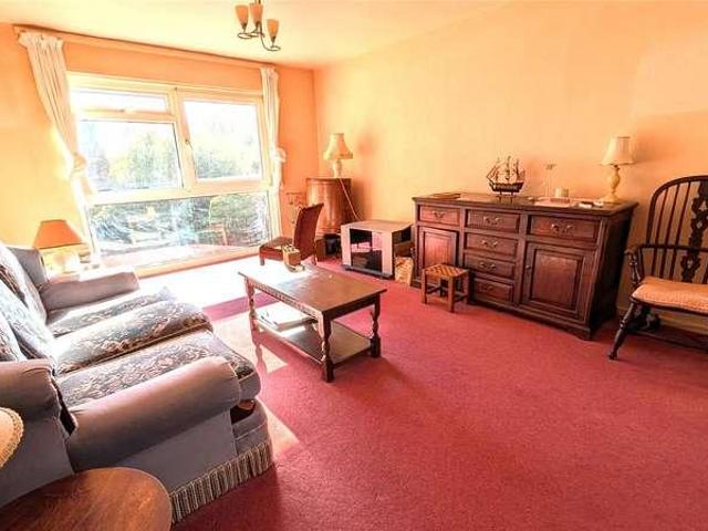 2 bed flat for sale