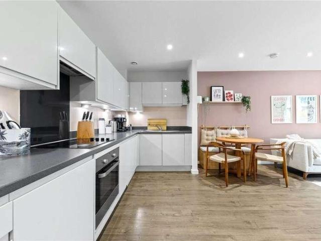 2 bed flat for sale