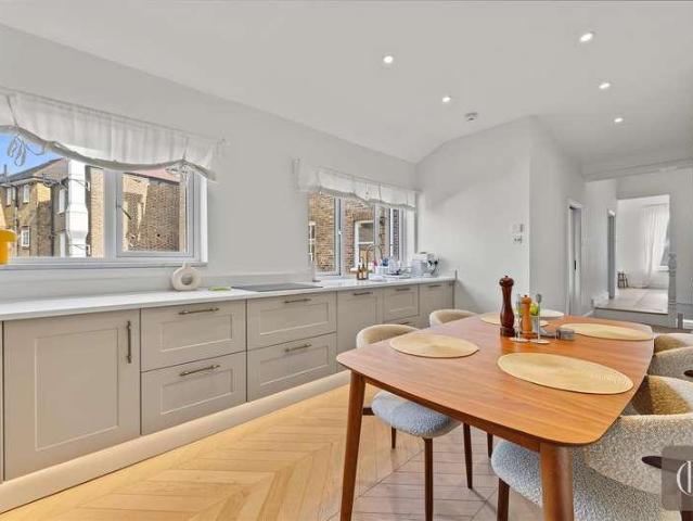 2 bed flat for sale