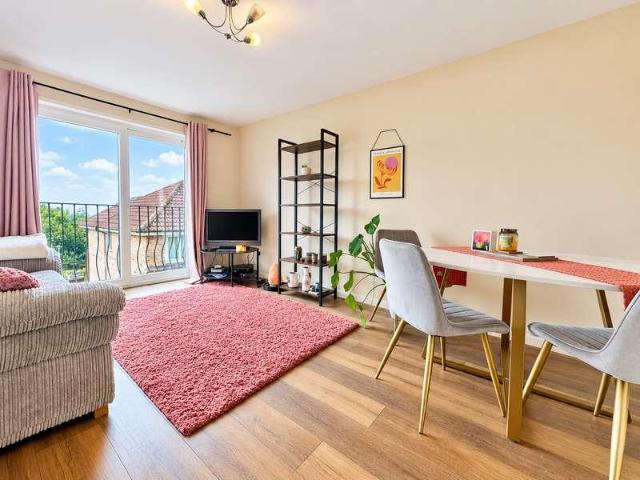 2 bed flat for sale