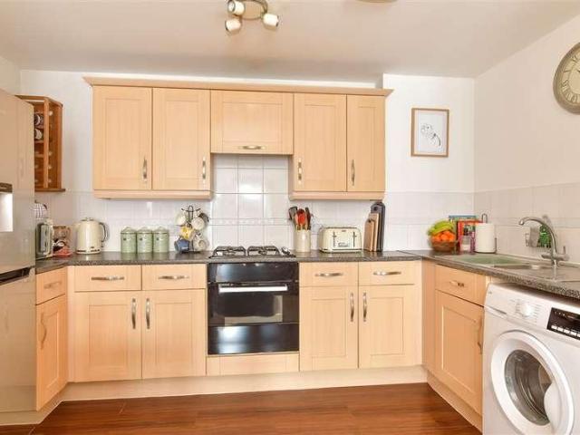 2 bed flat for sale