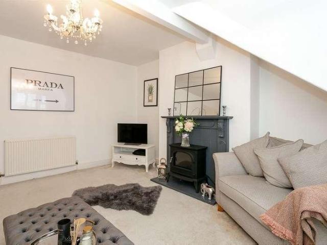 2 bed flat for sale