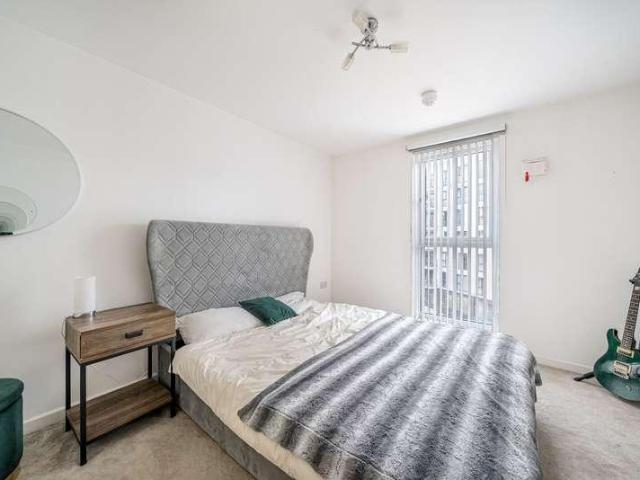 2 bed flat for sale