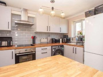 2 bed flat for sale