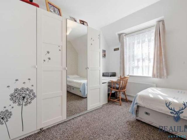2 bed flat for sale