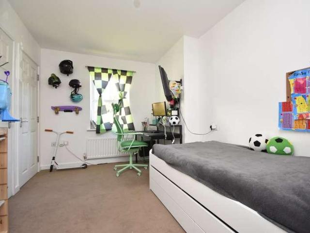 2 bed flat for sale