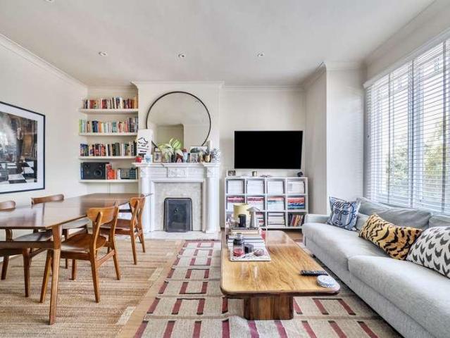 2 bed flat for sale