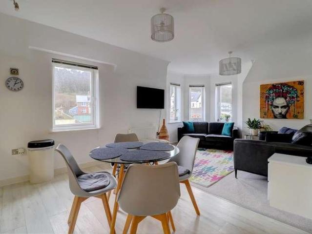 2 bed flat for sale