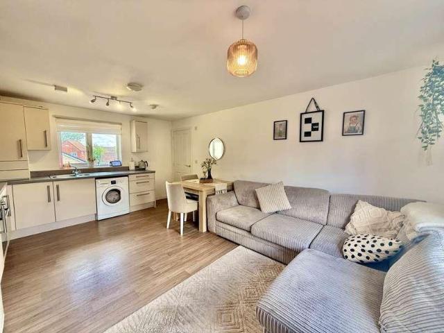 2 bed flat for sale