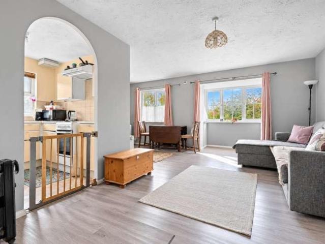 2 bed flat for sale