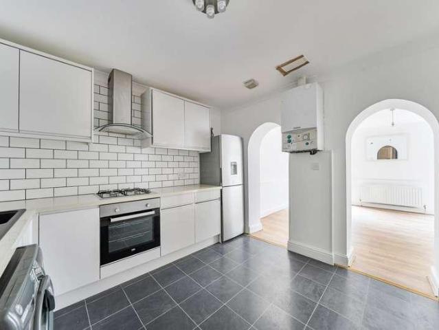 2 bed flat for sale