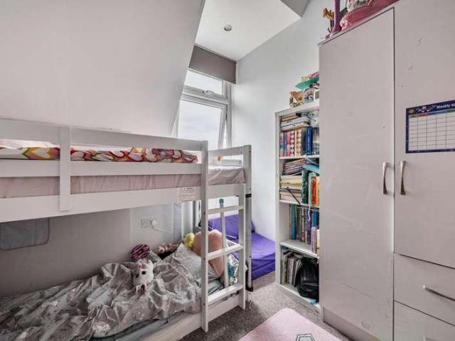 2 bed flat for sale