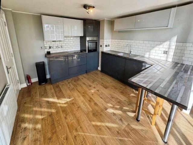 2 bed flat for sale