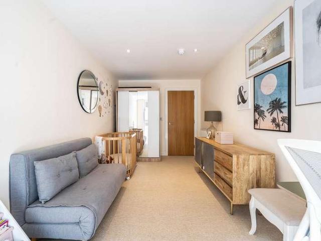 2 bed flat for sale