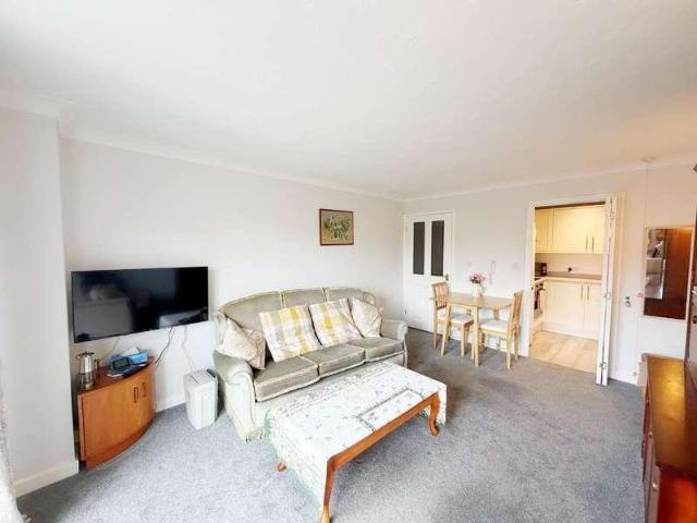 2 bed flat for sale
