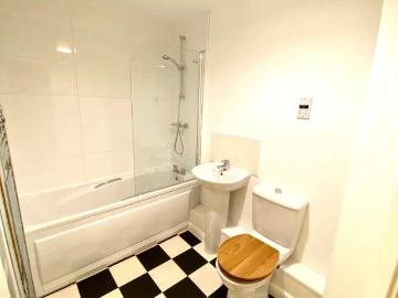 2 bed flat for sale