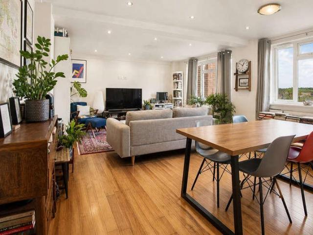 2 bed flat for sale