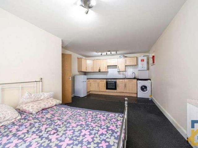 2 bed flat for sale