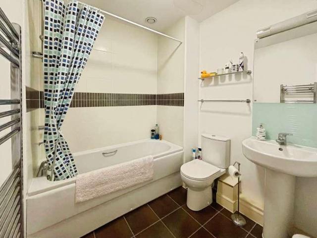 2 bed flat for sale