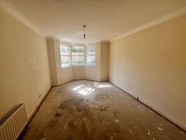 2 bed flat for sale