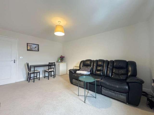 2 bed flat for sale