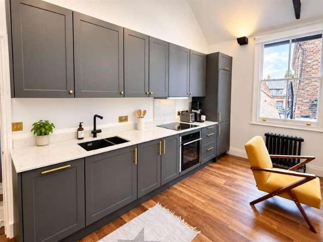 2 bed flat for sale
