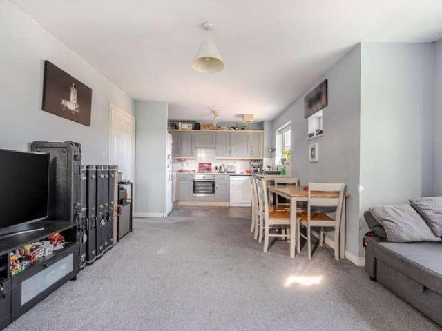 2 bed flat for sale