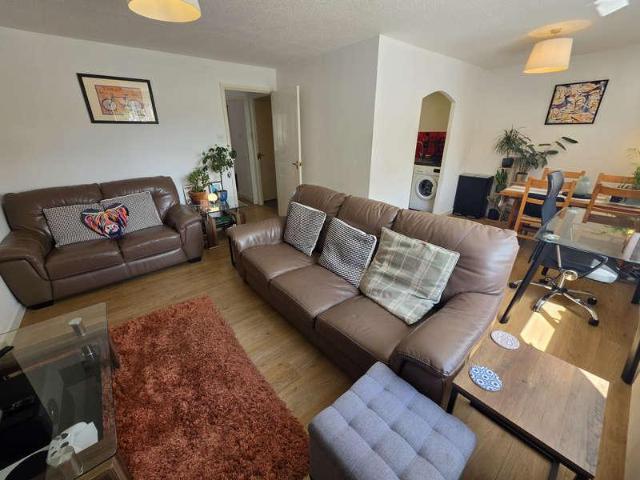 2 bed flat for sale