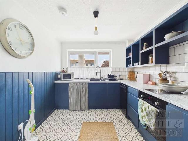 2 bed flat for sale