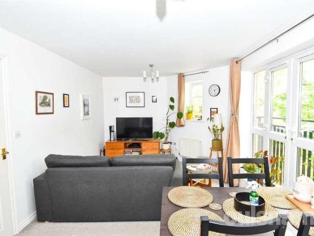 2 bed flat for sale