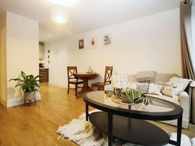 2 bed flat for sale