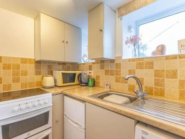 2 bed flat for sale